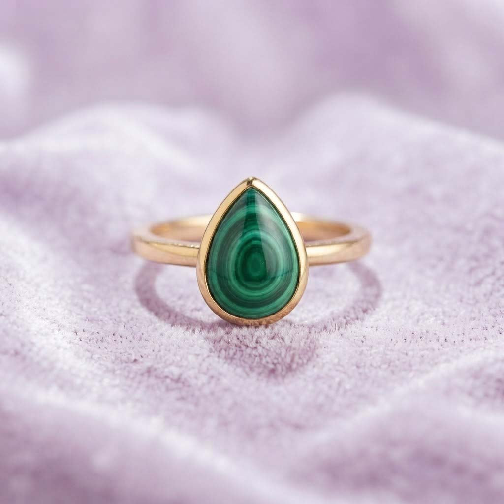 Elegant Green Malachite Teardrop Ring in Gold – Minimalist Statement Jewelry