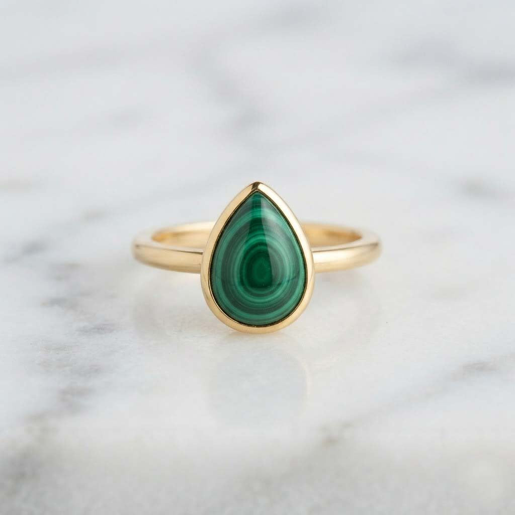 Elegant Green Malachite Teardrop Ring in Gold – Minimalist Statement Jewelry
