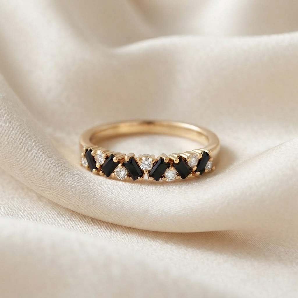 Elegant Black Onyx and White Stone Gold Ring – Vintage-Inspired Minimalist Band