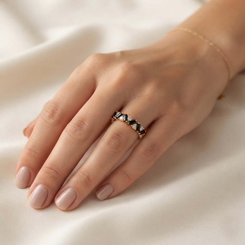 Elegant Black Onyx and White Stone Gold Ring – Vintage-Inspired Minimalist Band
