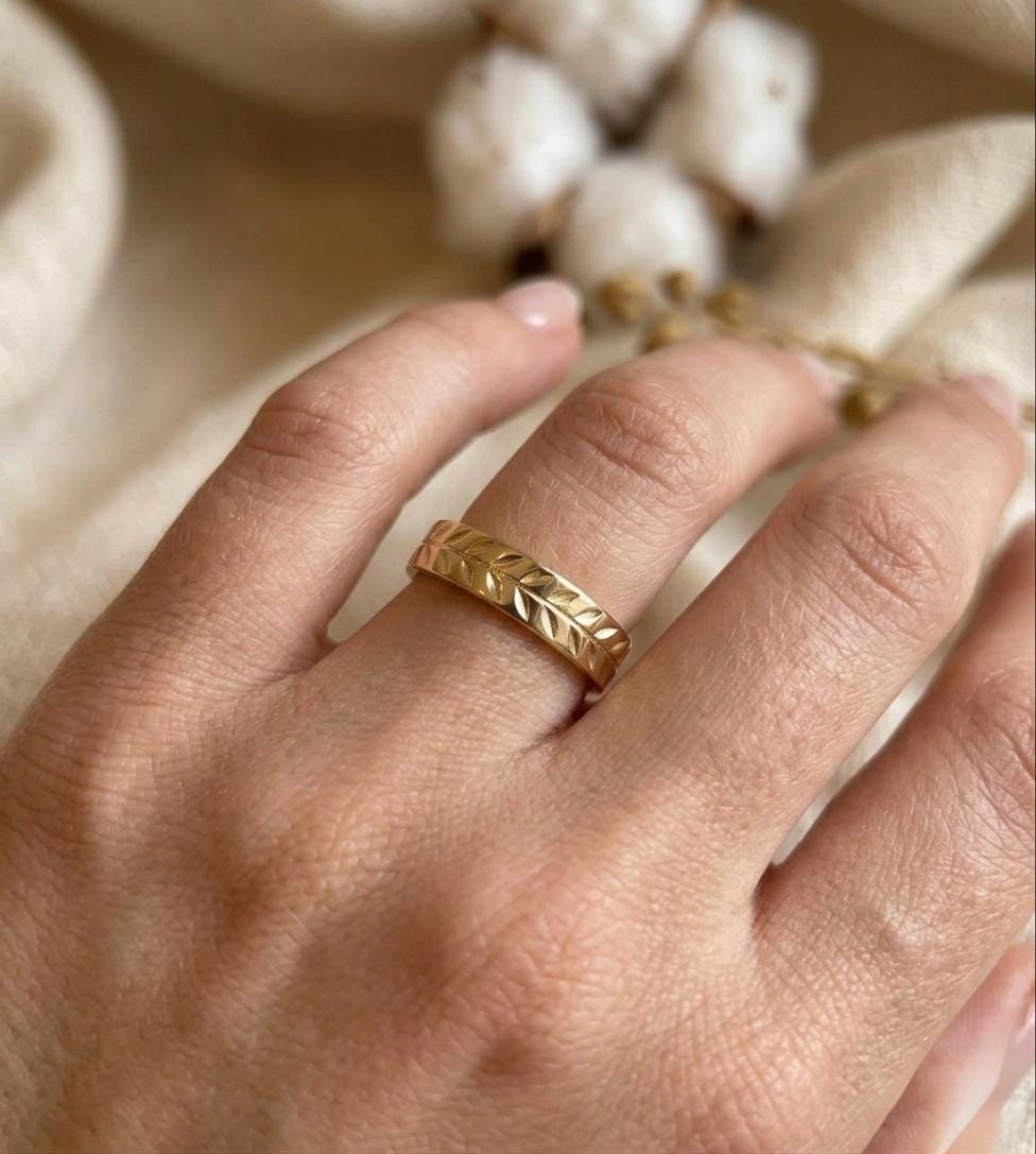 Engraved Leaf Band Ring, Minimalist Nature Inspired Wedding Band