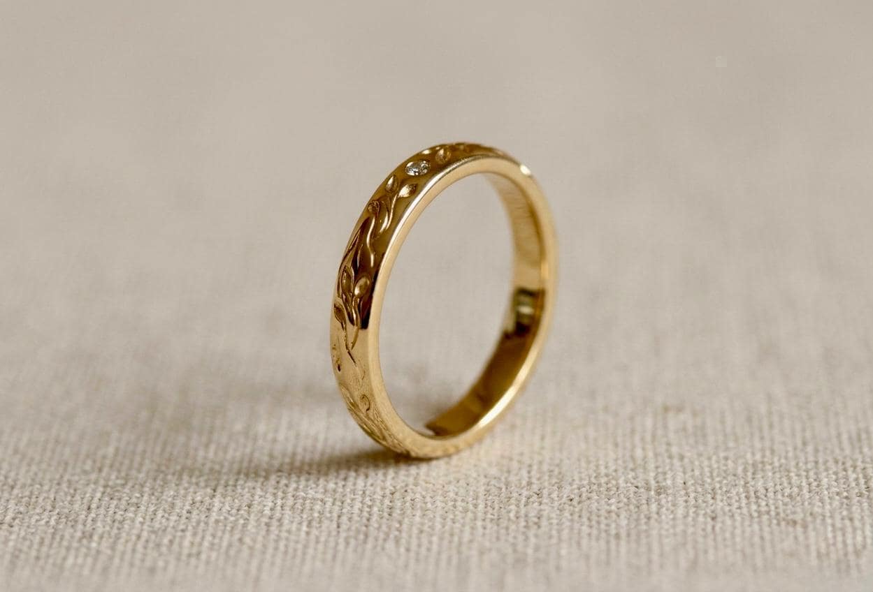 Engraved Floral Wedding Band, 14k Gold Vine Ring with Diamond, Vintage Botanical Leaf Ring