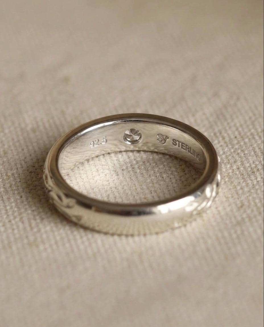 Engraved Floral Wedding Band, 14k Gold Vine Ring with Diamond, Vintage Botanical Leaf Ring