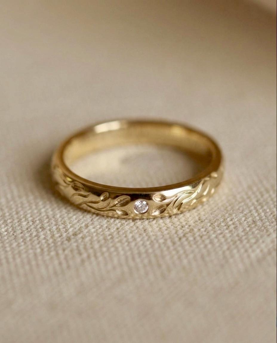 Engraved Floral Wedding Band, 14k Gold Vine Ring with Diamond, Vintage Botanical Leaf Ring