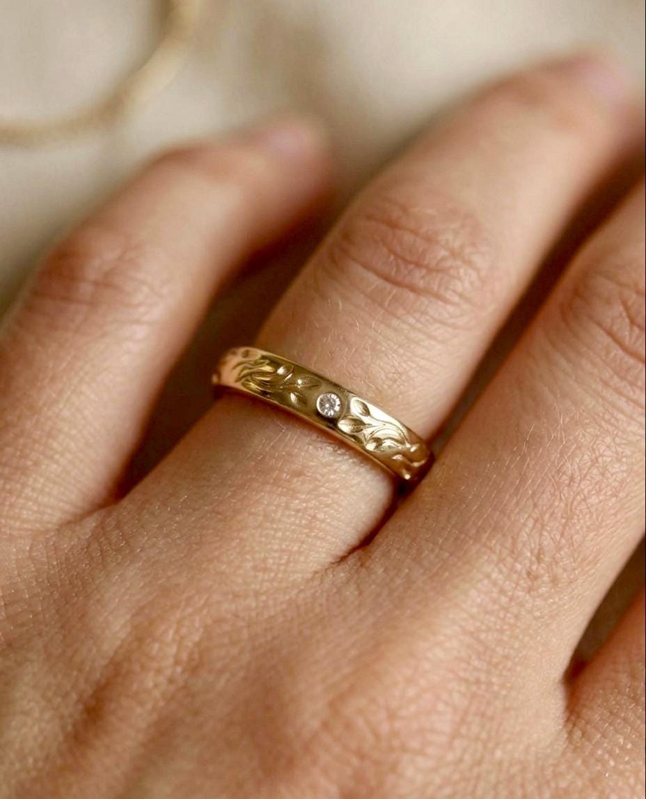 Engraved Floral Wedding Band, 14k Gold Vine Ring with Diamond, Vintage Botanical Leaf Ring