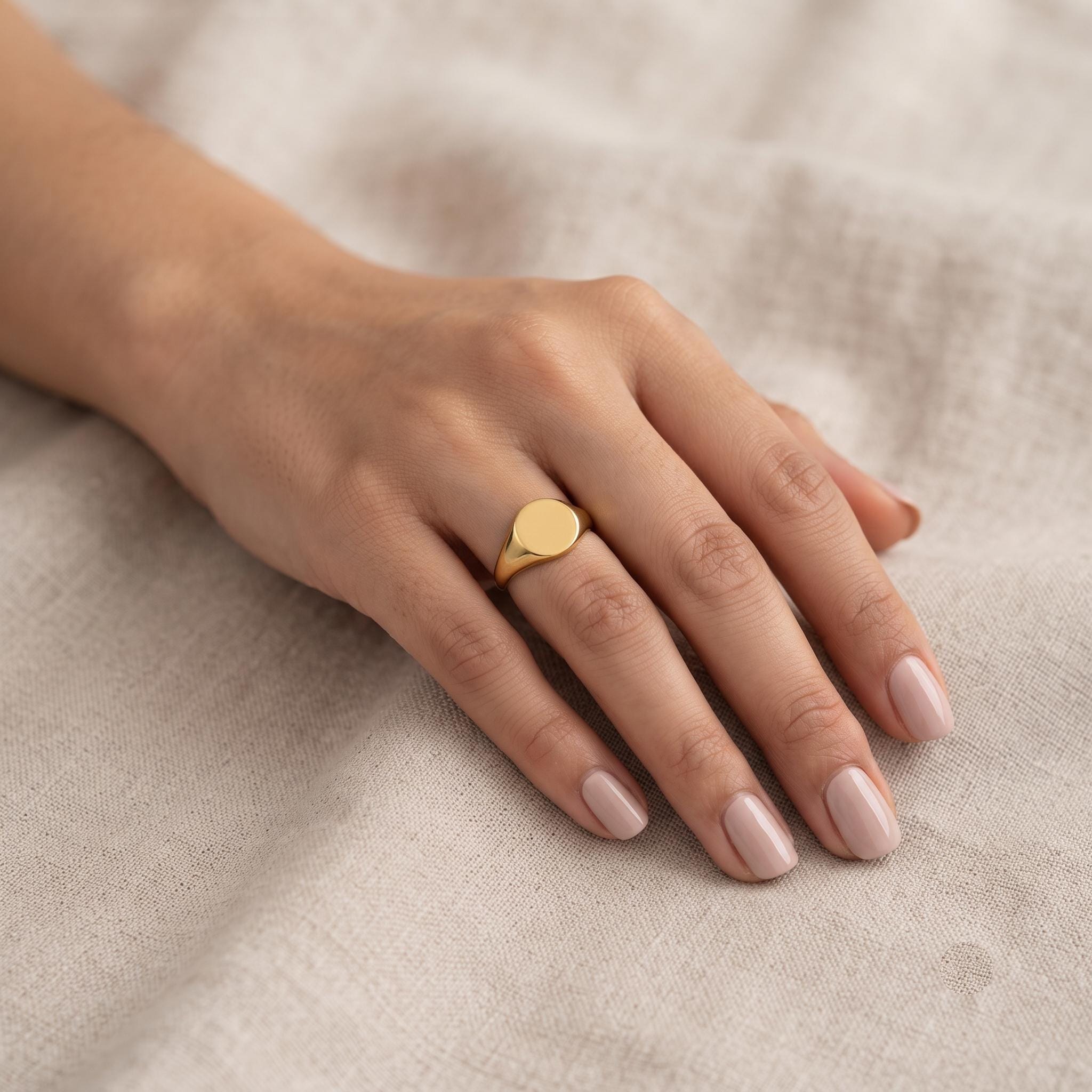 Oval Signet Ring | Engravable Minimalist Gold Band | Unisex Dainty Jewelry